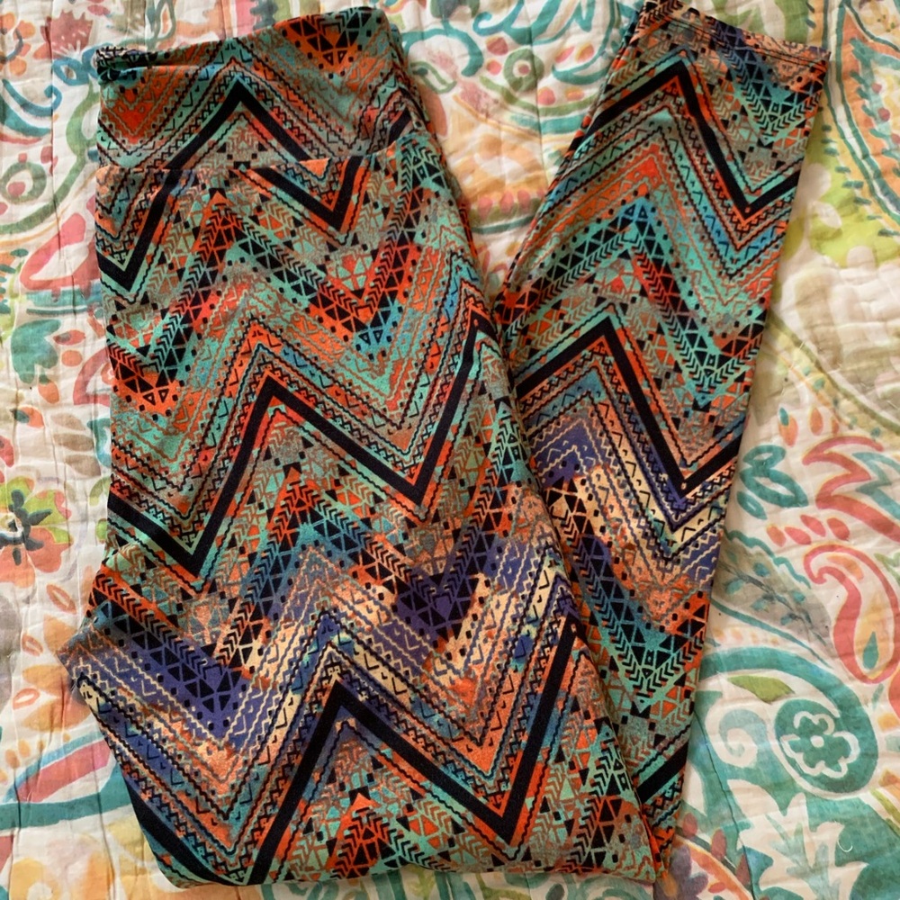 Colorful Chevron Patterned Leggings - Picture 5 of 6